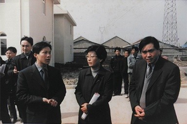 2001年2月20日，时任国家环保局副局长汪纪戎一行视察公司