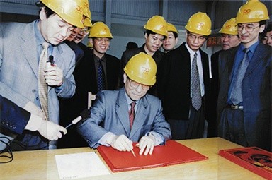2002年4月3日，时任浙江省省长柴松岳视察恒峰g22工业园