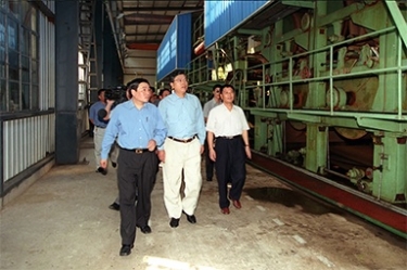 2000年9月19日，时任浙江省委书记张德江一行视察公司